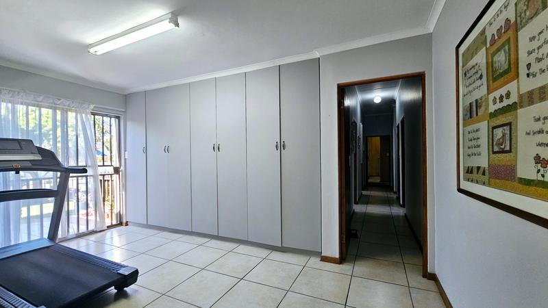 6 Bedroom Property for Sale in Fraaiuitsig Western Cape